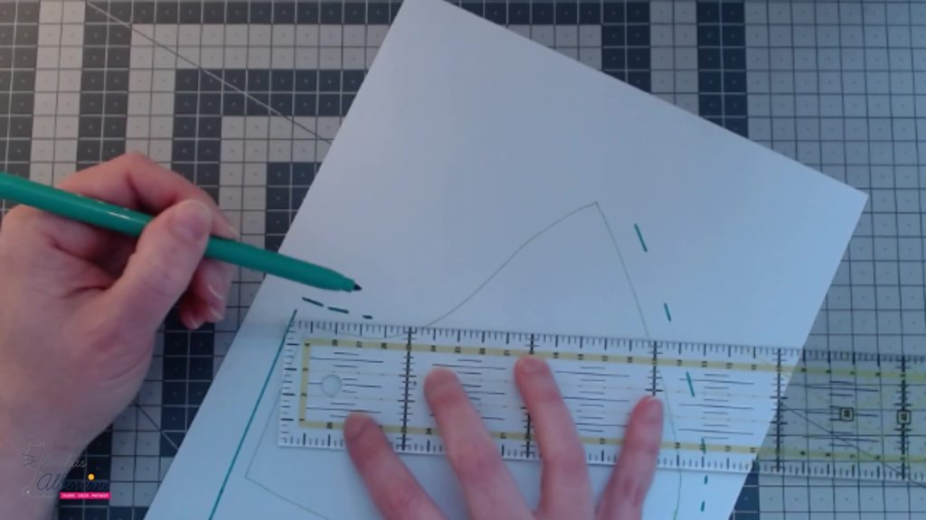 Tracer : les marges de coutures avec une mini équerre graduée. - C'sur  Mesure